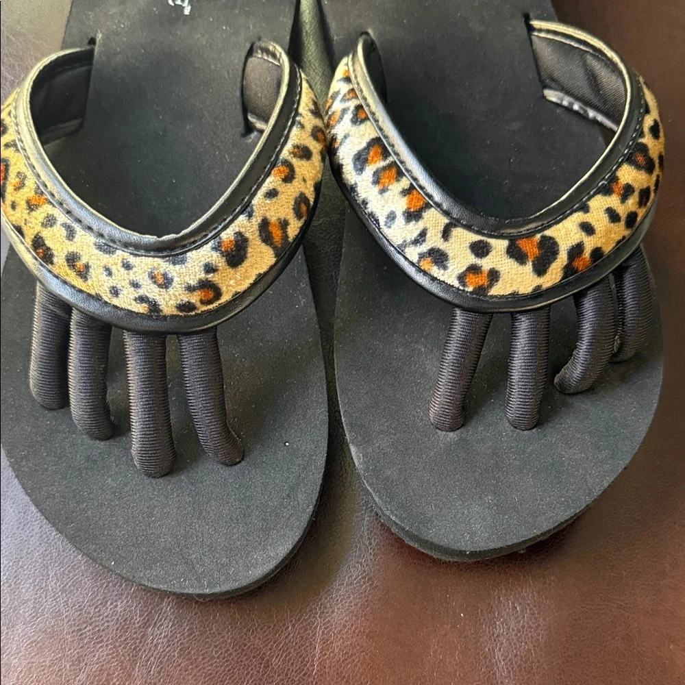 Women's Black Toe-Separator Sandals with Leopard Print Strap